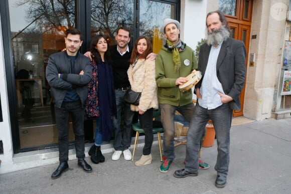 Exclusif - Lilly Wood and the Prick (Benjamin Cotto et Nilly Hadida), Sébastien Costamagna (organisateur du festival), Olivia Ruiz, Cyril Atef (Bumcello), Constantin Leu (Congopunq) - Les artistes se mobilisent pour sauver le festival LE MAS lors du tournage d'un clip au restaurant Les Niçois à Paris le 11 mars 2015.