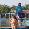 Claudia Romani et Kevin Gleizes profitent d'un après-midi ensoleillé sur une plage de Miami. Le 18 mars 2015.