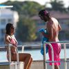 Claudia Romani et Kevin Gleizes profitent d'un après-midi ensoleillé sur une plage de Miami. Le 18 mars 2015.
