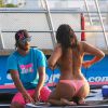Claudia Romani, topless face à son (petit ?) ami Kevin Gleizes, lors d'un après-midi détente et paddle à Miami. Le 18 mars 2015.