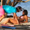 Claudia Romani et Kevin Gleizes, élève et moniteur de paddle très proches lors d'un après-midi ensoleillé sur une plage de Miami. Le 18 mars 2015.