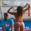 Claudia Romani, topless face à son (petit ?) ami Kevin Gleizes, lors d'un après-midi détente et paddle à Miami. Le 18 mars 2015.
