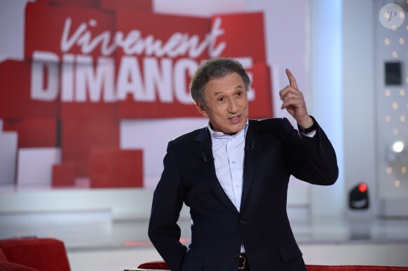 Michel Drucker participe à l'enregistrement de l'émission Vivement Dimanche à Paris, le 18 mars 2015 (diffusion le dimanche 22 mars).