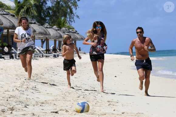 Véronika Loubry en vacances avec son mari Patrick Blondeau et leurs 2 enfants Thylane (14 ans, mannequin et comédienne , héroïne du prochain film "Belle et Sébastien : La suite") et Ayrton (8 ans) à l'hotel Saint-Régis à l'Ile Maurice le 27 février 2015.