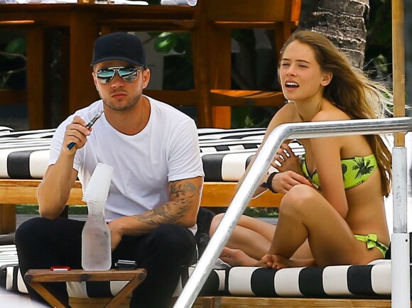 Ryan Phillippe et sa petite amie Paulina Slagter en vacances au bord de la piscine à Miami le 11 juin 2014. 
