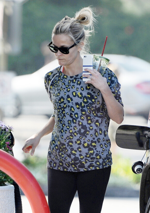 Exclusif - Reese Witherspoon sort de son cours de gym et va prendre de l'essence à Brentwood, le 20 mars 2015.