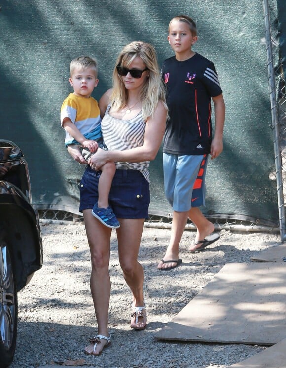 Reese Witherspoon va voir l'avancement des travaux de sa nouvelle maison avec sa fille Ava et ses fils Tennessee et Deacon à Pacific Palisades, le 15 février 2015. 
