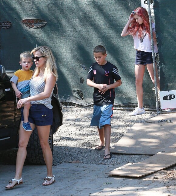 Reese Witherspoon va voir l'avancement des travaux de sa nouvelle maison avec sa fille Ava et ses fils Tennessee et Deacon à Pacific Palisades, le 15 février 2015