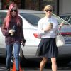 Reese Witherspoon et sa fille Ava (cheveux roses) dégustent une boisson rafraîchissante alors qu'elles se promènent à Brentwood, le 4 février 2015. 