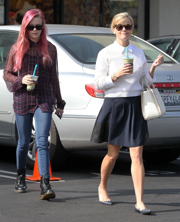 Reese Witherspoon et sa fille Ava (cheveux roses) dégustent une boisson rafraîchissante alors qu'elles se promènent à Brentwood, le 4 février 2015. 