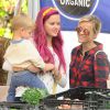 Reese Witherspoon, sa fille Ava Phillippe (les cheveux teints en rose), son mari Jim Toth et leur fils Tennessee au Farmer's Market à Los Angeles, le 23 novembre 2014. 