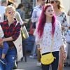 Reese Witherspoon, sa fille Ava Phillippe (les cheveux teints en rose), son mari Jim Toth et leur fils Tennessee au Farmer's Market à Los Angeles, le 23 novembre 2014.