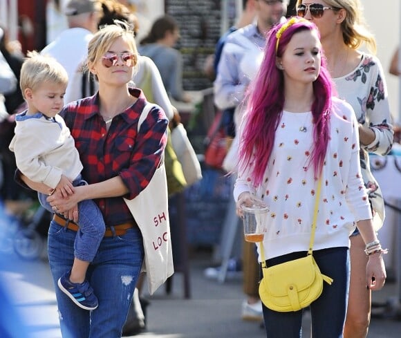 Reese Witherspoon, sa fille Ava Phillippe (les cheveux teints en rose), son mari Jim Toth et leur fils Tennessee au Farmer's Market à Los Angeles, le 23 novembre 2014.