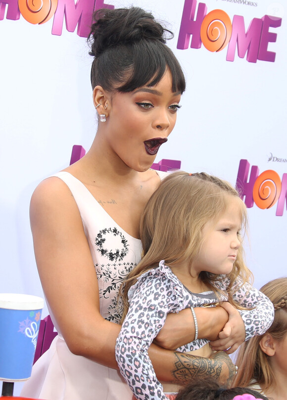 La chanteuse Rihanna (en Dior) avec une fillette à la première d'En route! (Home) à Los Angeles le 22 mars 2015.