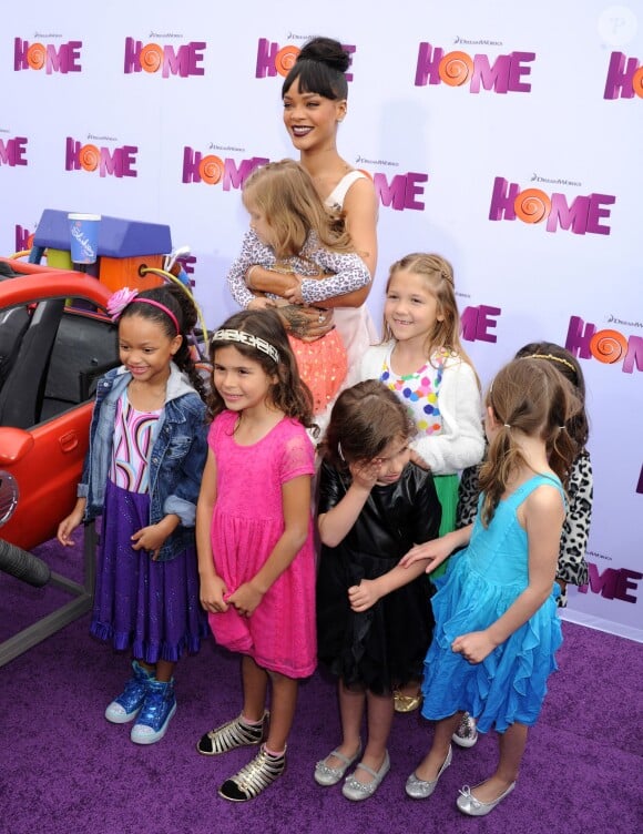 Rihanna avec des enfants à la première du film En route! au Regency Village Theatre de Westwood, Los Angeles, le 22 mars 2015.