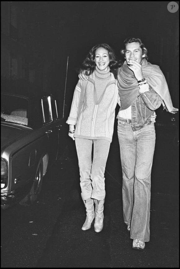 Marisa Berenson et Helmut Berger en soirée à Paris en 1975