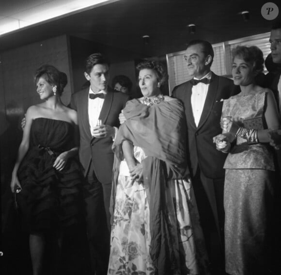 L'équipe du film Rocco et ses frères (Claudia Cardinale, Alain Delon, Katina Paxinou, Annie Girardot et le réalisateur Luchino Visconti) au festival du film de Venise en 1960