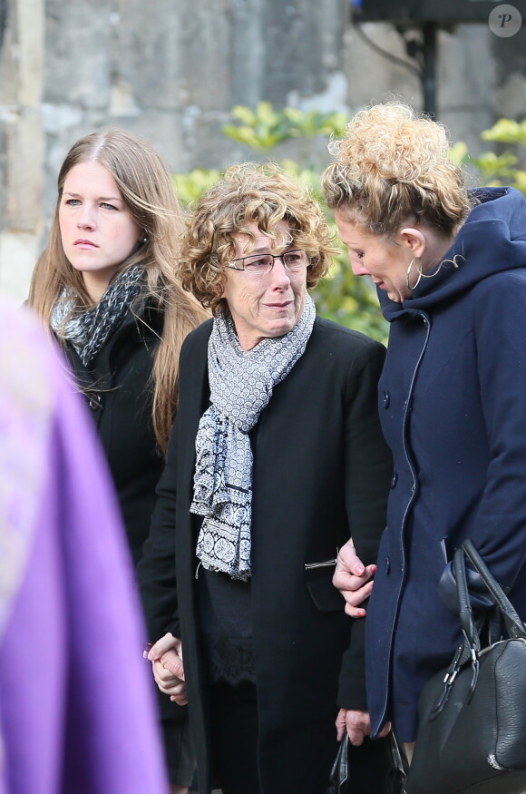 Sylvie Vastine et sa fille Cassie lors des obsèques d'Alexis Vastine en l'église Saint-Ouen de Pont-Audemer le 25 mars 2015