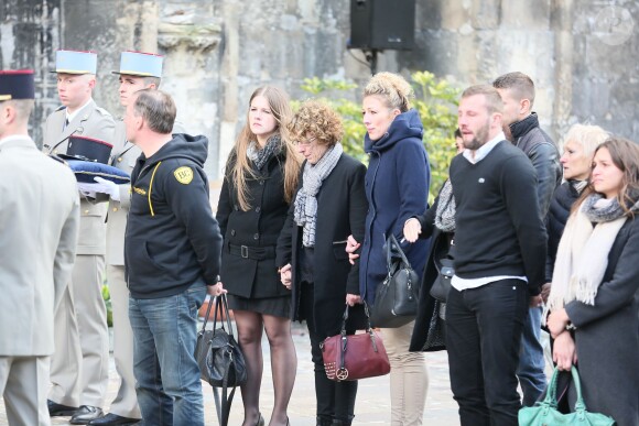 La famille d'Alexis Vastine, son père Alain, sa mère Sylvie, sa soeur Cassie et son frère Adriani lors de ses obsèques en l'église Saint-Ouen de Pont-Audemer le 25 mars 2015