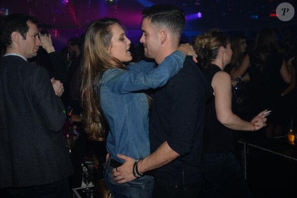 Exclusif - Mark Salling de Glee faisant la fête - en bonne compagnie - au Queen à Paris le 23mars 2015.