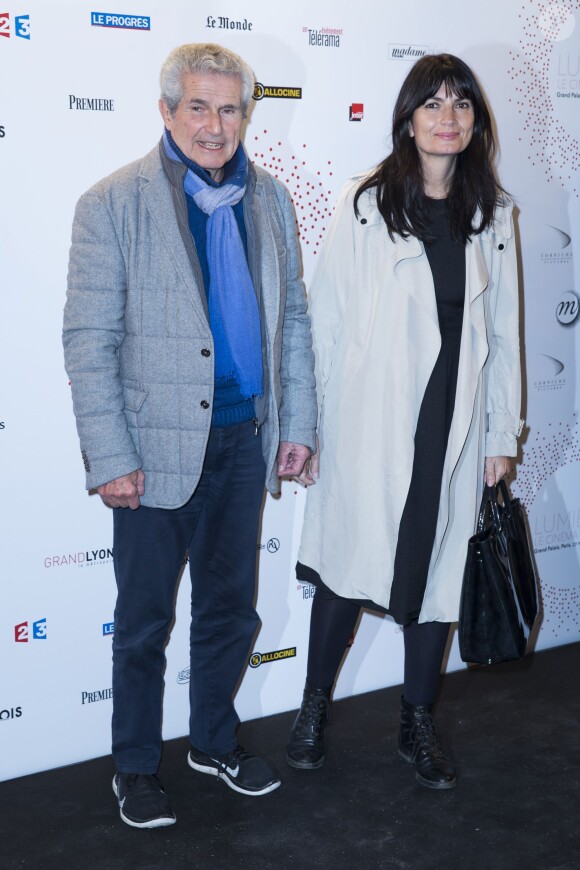 Claude Lelouch et sa compagne Valérie Perrin - Inauguration de l'exposition "Lumière! Le cinéma inventé!" au Grand Palais à Paris, le 26 mars 2015.