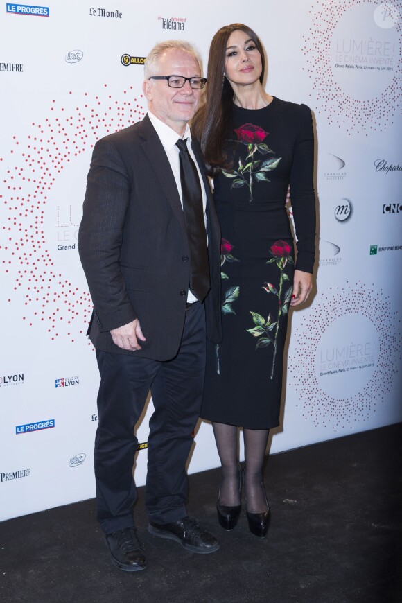Monica Bellucci et Thierry Frémaux - Inauguration de l'exposition "Lumière! Le cinéma inventé!" au Grand Palais à Paris, le 26 mars 2015.