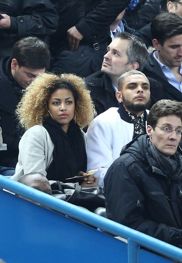 Layvin Kurzawa et sa compagne lors du match entre la France et le Brésil au Stade de France à Saint-Denis le 26 mars 2015