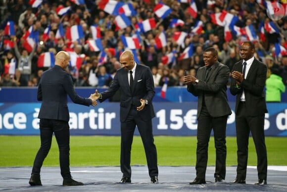 Zinédine Zidane, Thierry Henry, Marcel Desailly, Patrick Vieira lors de l'hommage rendus aux Bleus "centenaires", avant la rencontre France-Brésil au Stade de France à Saint-Denis, ke 26 mars 2015