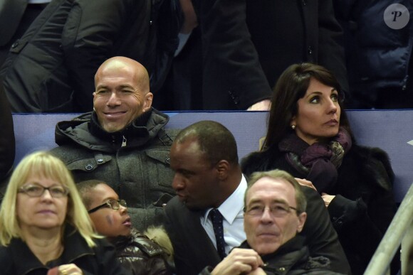 Zinédine Zidane et son éposue Véronique lors du match entre la France et le Brésil au Stade de France le 26 mars 2015