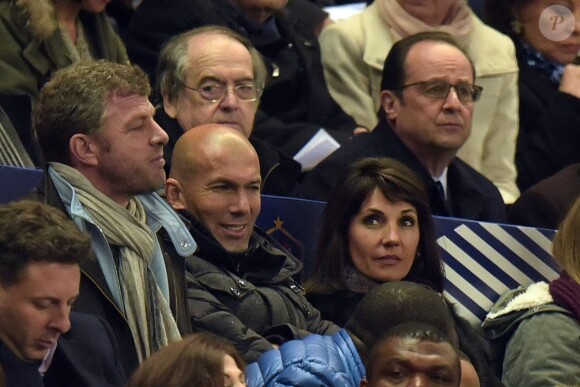 Zinédine Zidane, son épouse Véronique et François Hollande lors du match entre la France et le Brésil au Stade de France le 26 mars 2015