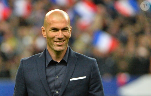 Zinédine Zidane lors de l'hommage rendus aux Bleus "centenaires", avant la rencontre France-Brésil au Stade de France à Saint-Denis, ke 26 mars 2015