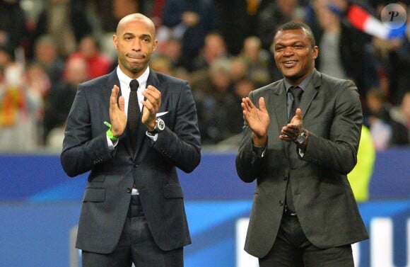 Thierry Henry et Marcel Dessailly lors de l'hommage rendus aux Bleus "centenaires", avant la rencontre France-Brésil au Stade de France à Saint-Denis, ke 26 mars 2015