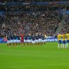 Les équipes de France et du Brésil respectent une minute de silence en hommage aux victimes du crash de l'A320 de la Germanwings, le 26 mars 2015 au Stade de France à Saint-Denis