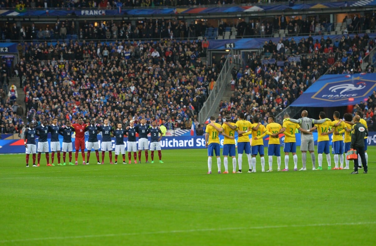 Photo Les équipes de France et du Brésil respectent une minute de