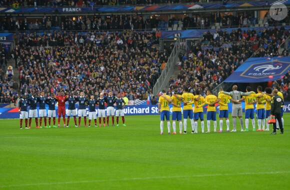 Les équipes de France et du Brésil respectent une minute de silence en hommage aux victimes du crash de l'A320 de la Germanwings, le 26 mars 2015 au Stade de France à Saint-Denis