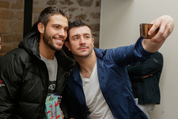 Exclusif - Moment selfie pour Kévin Miranda et Anthony Joubert - Cocktail suite à la générale de la pièce "Revenir un jour (remix)" aux Feux de la rampe à Paris le 26 mars 2015.
