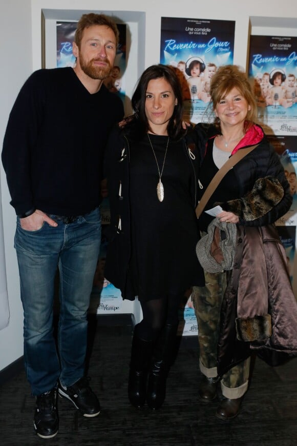Franck Delay, Mélanie Kah, Pétronille Moss - Photocall lors de la générale de la pièce "Revenir un jour (remix)" aux Feux de la rampe à Paris le 26 mars 2015.