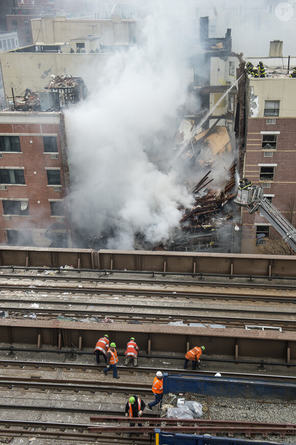 Deux immeubles se sont effondrés après une explosion due à une fuite de gaz, mercredi 12 mars 2014 vers 9h30 (14h30 heure française) à New York dans le quartier de East Harlem (Manhattan). L'explosion puis l'effondrement, qui ont provoqué un important incendie et un gigantesque nuage de fumée, se sont produits au croisement de la 116e rue et de Park Avenue. Le dernier bilan rapporté par les pompiers de New York et plusieurs médias américains fait désormais état d'au moins deux morts et 22 blessés mais plusieurs personnes seraient encore être coincées dans les décombres.