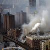Exclusif - Deux immeubles se sont effondrés après une explosion due à une fuite de gaz, mercredi 12 mars 2014 vers 9h30 (14h30 heure française) à New York dans le quartier de East Harlem (Manhattan). L'explosion puis l'effondrement, qui ont provoqué un important incendie et un gigantesque nuage de fumée, se sont produits au croisement de la 116e rue et de Park Avenue. Le dernier bilan rapporté par les pompiers de New York et plusieurs médias américains fait désormais état d'au moins deux morts et 22 blessés mais plusieurs personnes seraient encore être coincées dans les décombres.