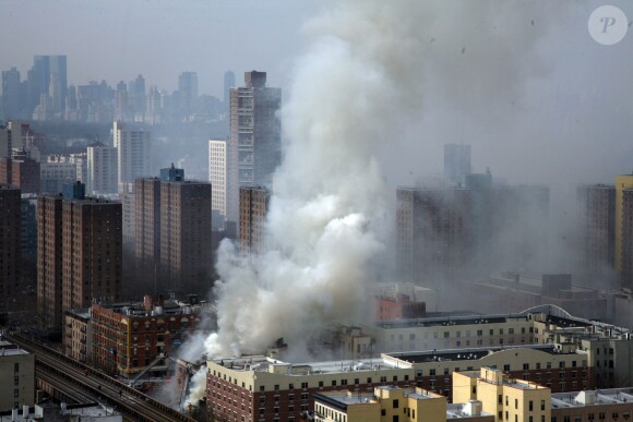 Exclusif - Deux immeubles se sont effondrés après une explosion due à une fuite de gaz, mercredi 12 mars 2014 vers 9h30 (14h30 heure française) à New York dans le quartier de East Harlem (Manhattan). L'explosion puis l'effondrement, qui ont provoqué un important incendie et un gigantesque nuage de fumée, se sont produits au croisement de la 116e rue et de Park Avenue. Le dernier bilan rapporté par les pompiers de New York et plusieurs médias américains fait désormais état d'au moins deux morts et 22 blessés mais plusieurs personnes seraient encore être coincées dans les décombres.
