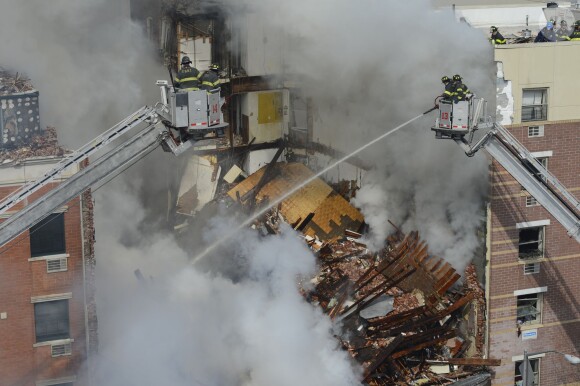 Deux immeubles se sont effondrés après une explosion due à une fuite de gaz, mercredi 12 mars 2014 vers 9h30 (14h30 heure française) à New York dans le quartier de East Harlem (Manhattan). L'explosion puis l'effondrement, qui ont provoqué un important incendie et un gigantesque nuage de fumée, se sont produits au croisement de la 116e rue et de Park Avenue. Le dernier bilan rapporté par les pompiers de New York et plusieurs médias américains fait désormais état d'au moins deux morts et 22 blessés mais plusieurs personnes seraient encore être coincées dans les décombres.