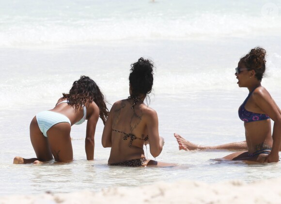 Exclusif - Karrueche Tran, Christina Milian et des amies se baignent lors de leur après-midi sur une plage de Cancún. Le 18 mars 2015.