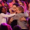 Zahara Marley Jolie-Pitt, Angelina Jolie et Shiloh Nouvel Jolie-Pitt : Angie serrée fort par ses filles quand elle apprend qu'elle est sacrée "meilleure méchante" pour Maléfique aux Kids' Choice Awards le 28 mars 2015