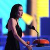 Angelina Jolie sur scène aux Kids Choice Awards 2015 le 28 mars : elle a été élue meulleure méchante pour Maléfique
