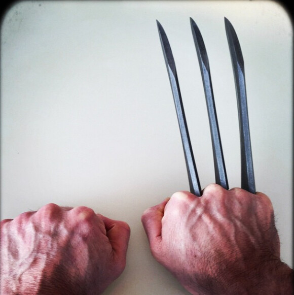 Hugh Jackman poste une photo des griffes de Wolverine, nous informant qu'il incarnera le mutant pour la dernière fois. Photo postée le 28 mars 2015.