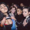 Nicki Minaj avec des fans pour une séance de boobs-dédicaces lors de son concert à Londres le 28 mars 2015.