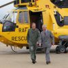 Le prince William en juillet 2012 à la base de RAF Valley, où il a présenté son travail de pilote d'hélicoptère de sauvetage Sea King à son père le prince Charles.