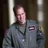 Le prince William en avril 2011 à la base de RAF Valley, où il a présenté son travail de pilote d'hélicoptère de sauvetage Sea King à la reine Elizabeth II.