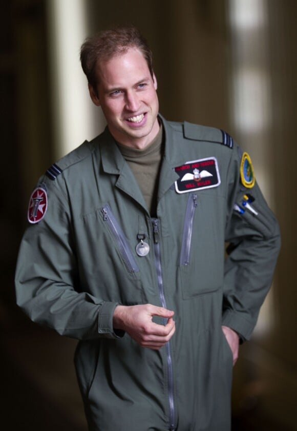 Le prince William en avril 2011 à la base de RAF Valley, où il a présenté son travail de pilote d'hélicoptère de sauvetage Sea King à la reine Elizabeth II.