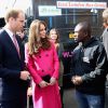 Le prince William et Kate Middleton, enceinte, lors d'engagements officiels le 27 mars 2015 dans la banlieue sud de Londres. La dernière mission de la duchesse avant d'accoucher de leur deuxième enfant.